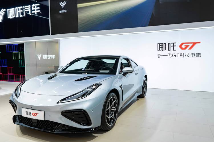 东莞76哪吒汽车在智能汽车领域的表现，领途汽车在新能源汽车市场中的影响力